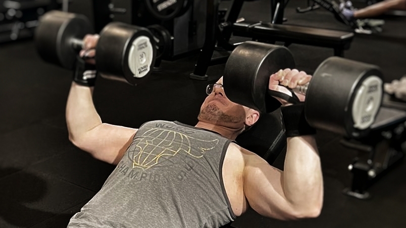 Patrick Helpap beim Bankdrücken – Hybrid Coaching