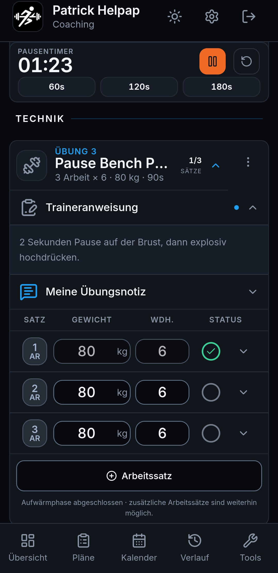 Laufendes Krafttraining mit Traineranweisung und direkt erfassten Sätzen